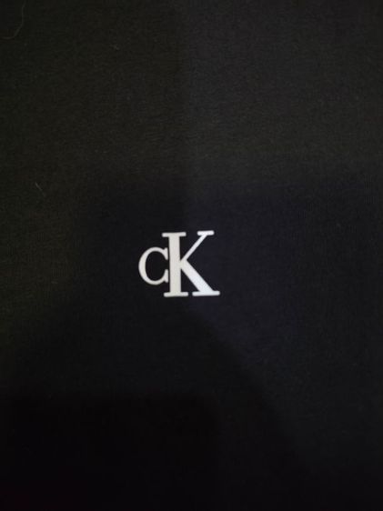 เสื้อยืด CALVIN KLEIN สีดำสภาพใหม่ รูปที่ 4