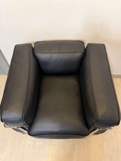 เก้าอี้นวม/เก้าอี้มีที่เท้าแขน หนังเทียม ดำ LC2 Armchair ตัวโชว์ จาก 27,620 เหลือ 4000 บาท