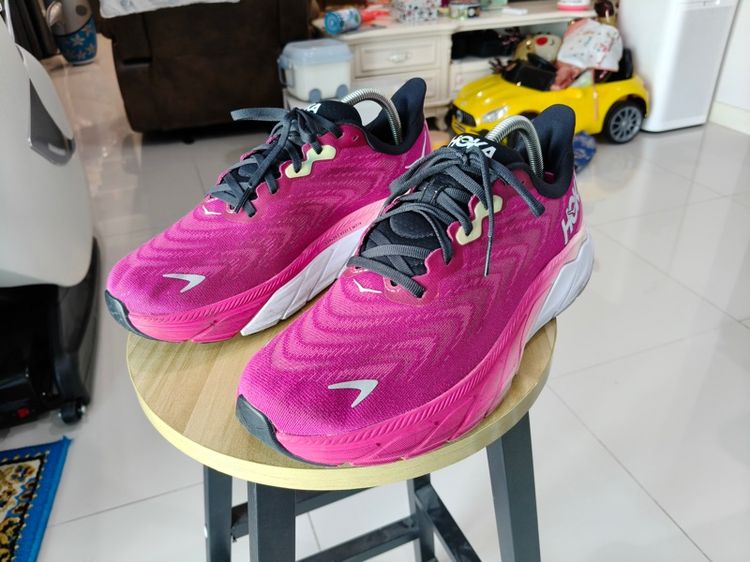 ชมพู ผ้าใบ รองเท้าผ้าใบ รองเท้ามือสอง hoka Arahi 6 ขนาด us 11 uk 9.5 เบอร์ 44 ยาว 280 สภาพดี