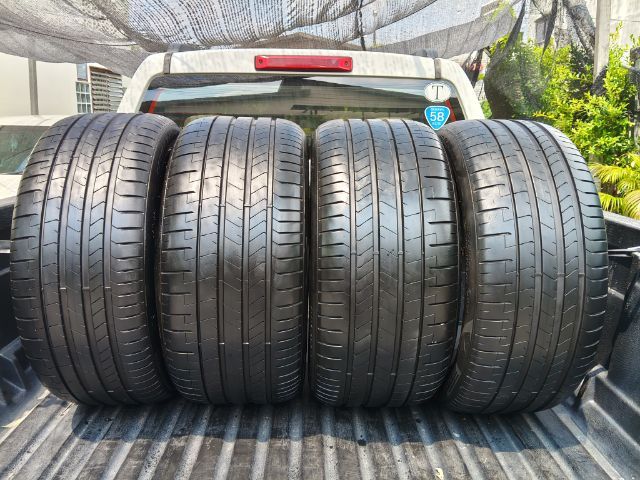 ยาง PIRELLI  P ZEROล้อหน้าขนาด 255 40 20 ล้อหลังขนาด 285 35 20ยางติดรถBENZ S580 W223 มาตอนป้ายแดงใช้งานไป 12,000 KM. สภาพใหม่ดอกเต็มไม่เคยปะ