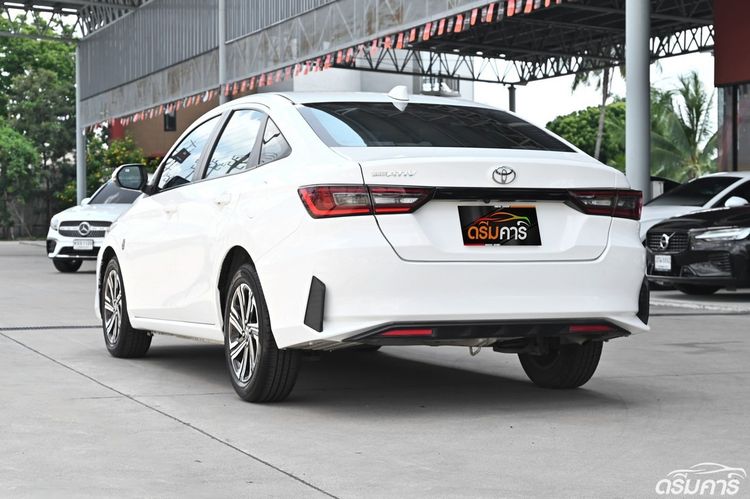Toyota Yaris ATIV 2023 1.2 Smart Sedan เบนซิน ไม่ติดแก๊ส เกียร์อัตโนมัติ ขาว รูปที่ 3