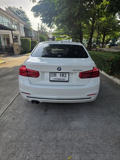 BMW Series 3 2018 330e Sedan ปลั๊กอินไฮบริด (PHEV) เกียร์อัตโนมัติ ขาว รูปที่ 4