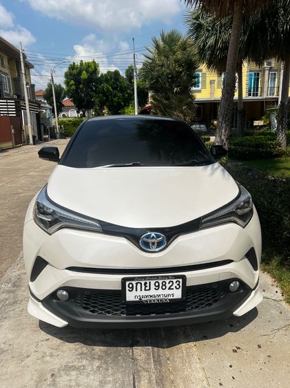 Toyota C-HR 2019 1.8 Hybrid Mid Sedan ไฮบริด ไม่ติดแก๊ส เกียร์อัตโนมัติ ขาว รูปที่ 2