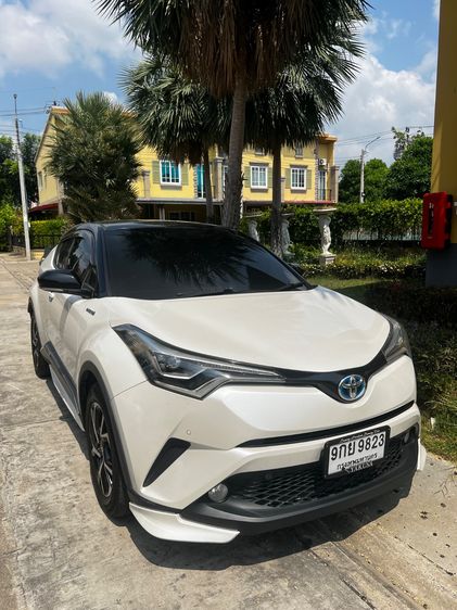 รถ Toyota C-HR 1.8 Hybrid Mid สี ขาว