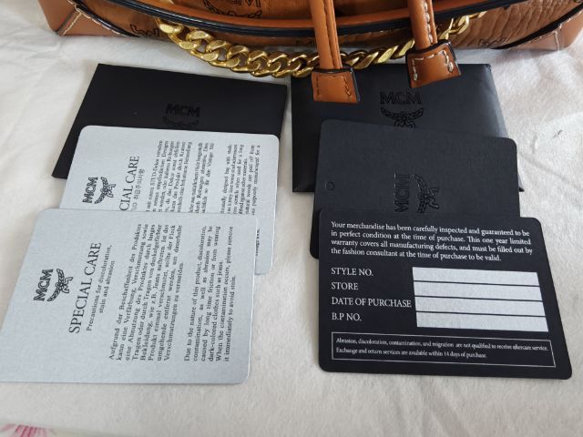 กระเป๋า MCM Klassik Drawstring Bag ลาย Visetos Cognac ทรงขนมจีบ ของแท้ มีใบรับประกันครบ  รูปที่ 7