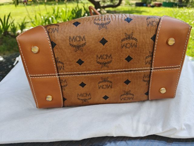 กระเป๋า MCM Klassik Drawstring Bag ลาย Visetos Cognac ทรงขนมจีบ ของแท้ มีใบรับประกันครบ  รูปที่ 4