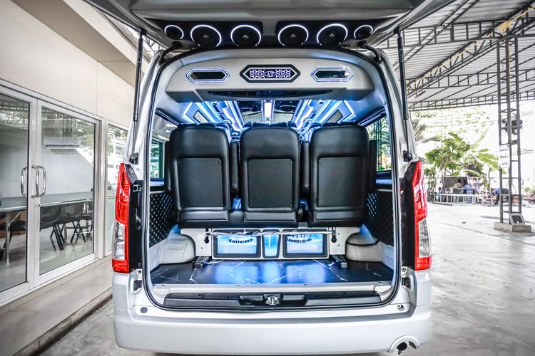 Toyota Commuter 2023 2.8 High Roof Van ดีเซล ไม่ติดแก๊ส เกียร์ธรรมดา เทา รูปที่ 4