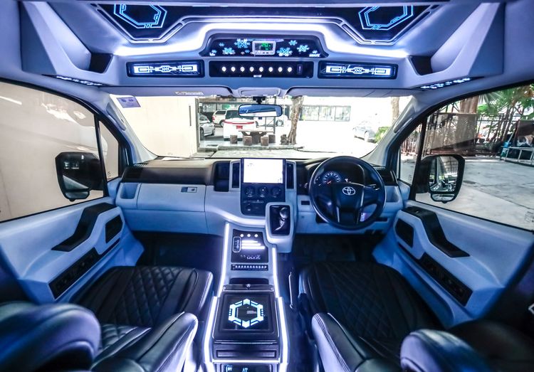 Toyota Commuter 2023 2.8 High Roof Van ดีเซล ไม่ติดแก๊ส เกียร์ธรรมดา เทา รูปที่ 3