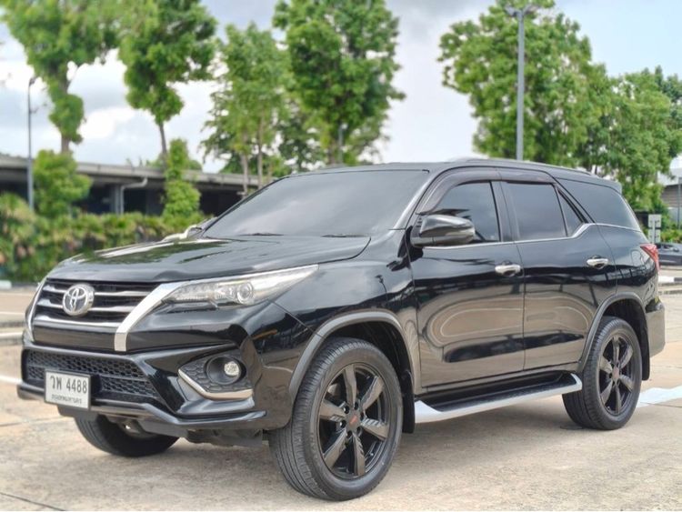 รถ Toyota Fortuner 2.8 TRD Sportivo 4WD สี ดำ