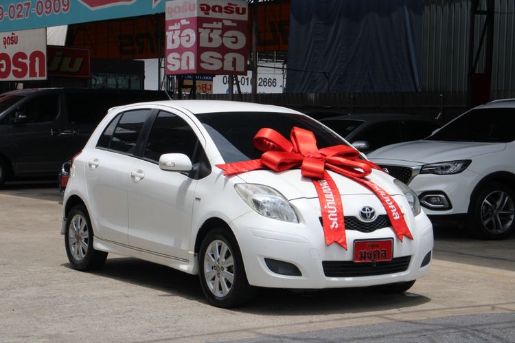 รถ Toyota Yaris 1.5 E สี ขาว