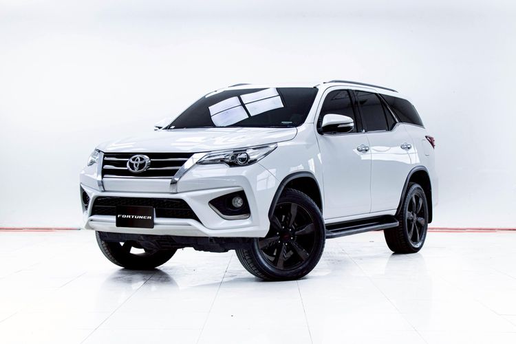 รถ Toyota Fortuner 2.8 TRD Sportivo 4WD สี ขาว
