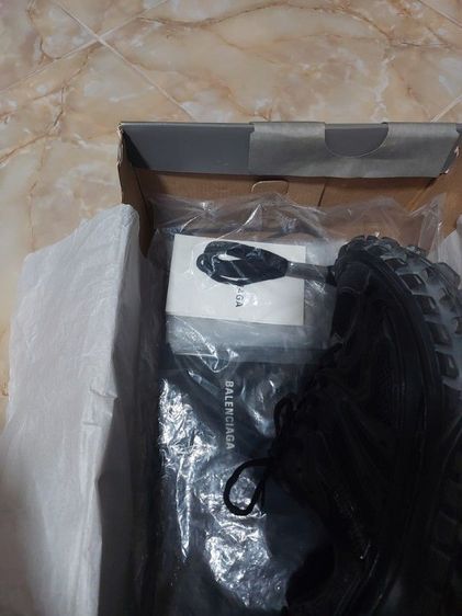 balenciaga defender รูปที่ 6