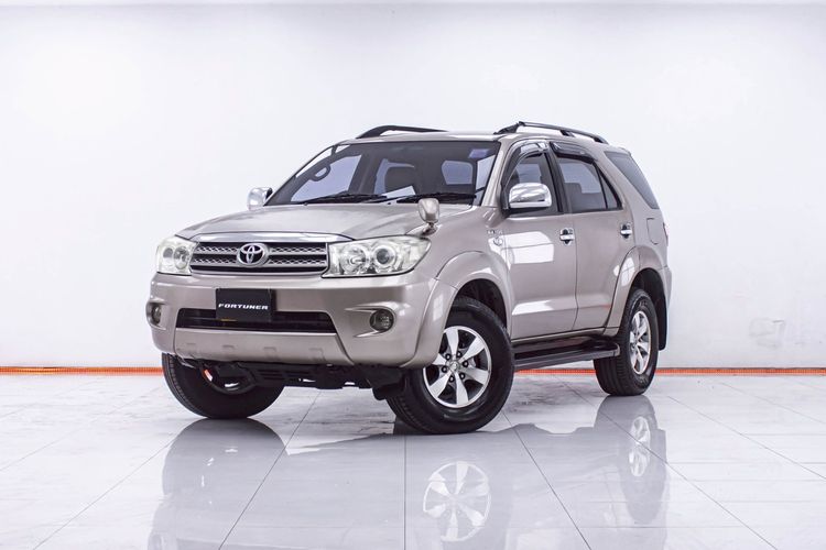 รถ Toyota Fortuner 2.7 V สี น้ำตาล
