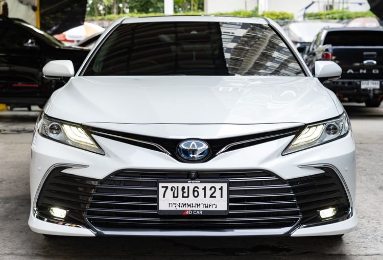 รถ Toyota Camry 2.5 HEV Premium Luxury สี ขาว