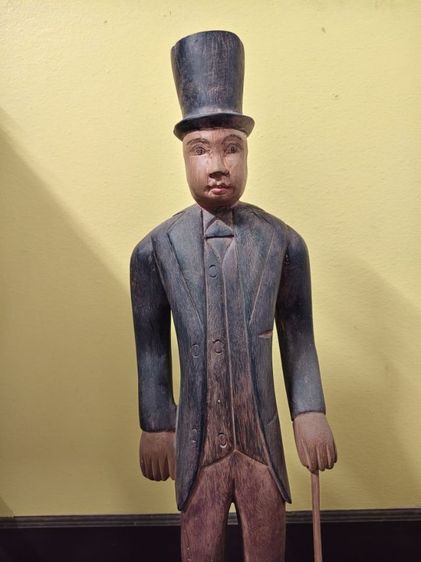 ไม้แกะ รูปคนยืนใส่สูท ใส่หมวก ขนาดความสูง63 ซม.กว้าง16 ซม.
