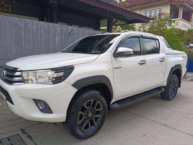 รถ Toyota Hilux Revo 2.4 E สี ขาว