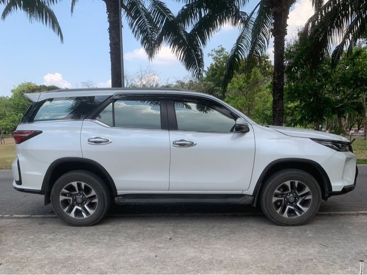 รถ Toyota Fortuner 2.4 Leader V สี ขาว