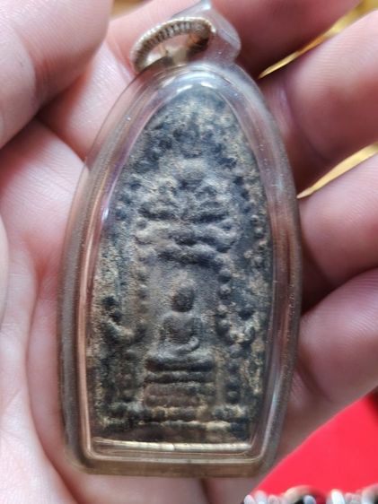 พระลีลาเม็ดข้างหลังซุ้มเนื้อชิน