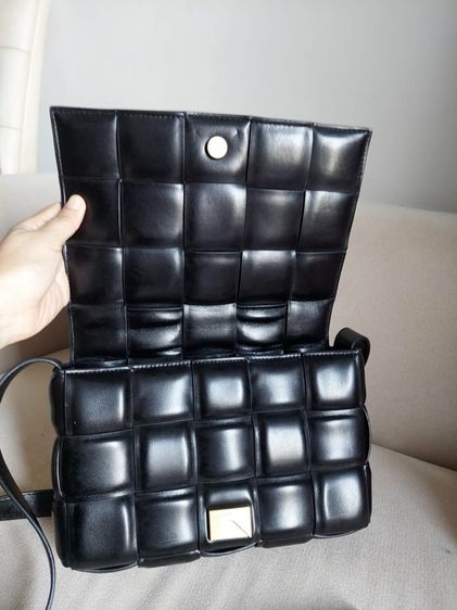 กระเป๋าสะพาย Bottega Veneta เป็นหนังสานสีดำ รูปที่ 15