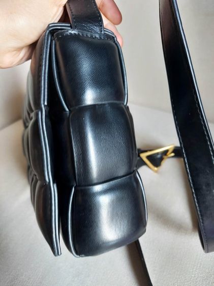 กระเป๋าสะพาย Bottega Veneta เป็นหนังสานสีดำ รูปที่ 4