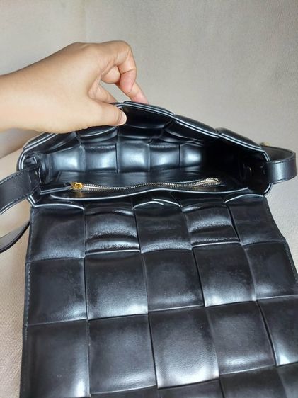 กระเป๋าสะพาย Bottega Veneta เป็นหนังสานสีดำ รูปที่ 12