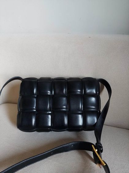 กระเป๋าสะพาย Bottega Veneta เป็นหนังสานสีดำ รูปที่ 2
