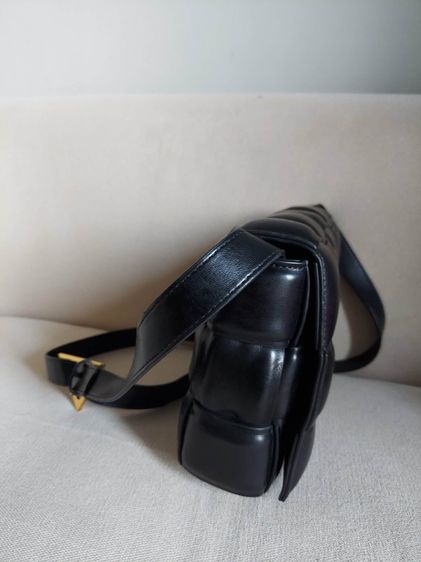 กระเป๋าสะพาย Bottega Veneta เป็นหนังสานสีดำ รูปที่ 3