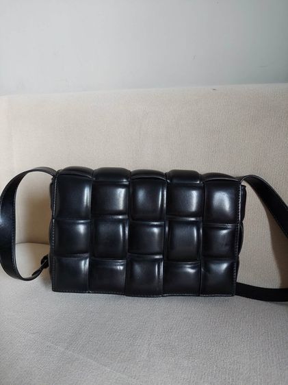 กระเป๋าสะพาย Bottega Veneta เป็นหนังสานสีดำ
