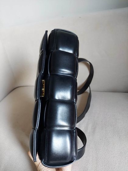 กระเป๋าสะพาย Bottega Veneta เป็นหนังสานสีดำ รูปที่ 5