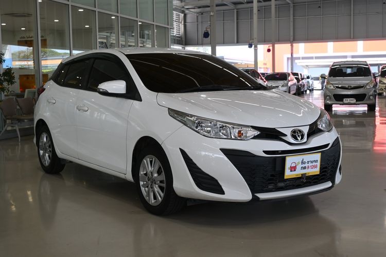 รถ Toyota Yaris 1.2 E สี ขาว
