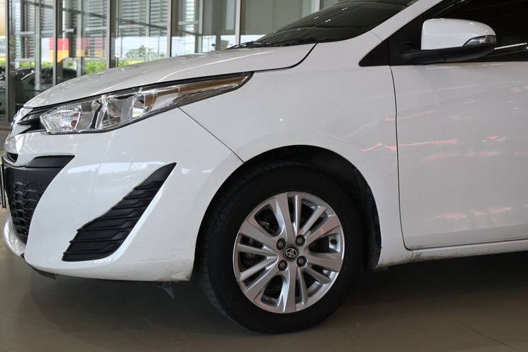 Toyota Yaris 2018 1.2 E Sedan เบนซิน ไม่ติดแก๊ส เกียร์อัตโนมัติ ขาว รูปที่ 4