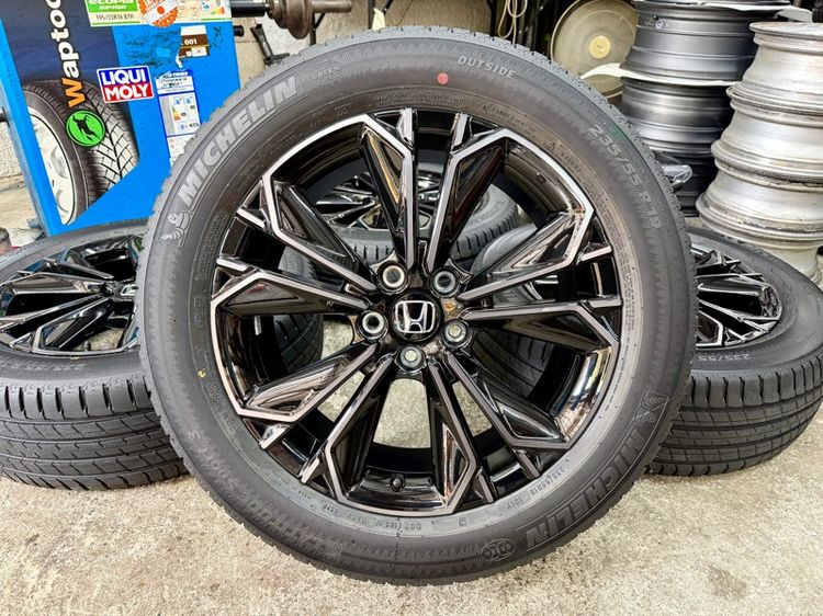 19" ล้อแม็ก HONDA CRV RS ขอบ 19” 5 รู 120 ถอดป้ายแดง ยาง MICHELIN 235-55R19 ปี 26 สีเส้นครีบหน้ายางยังอยู่ใหม่มากๆ