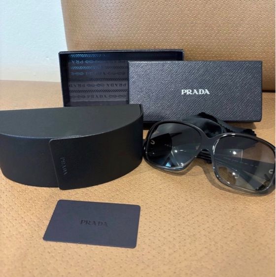 แว่นตากันแดด PRADA