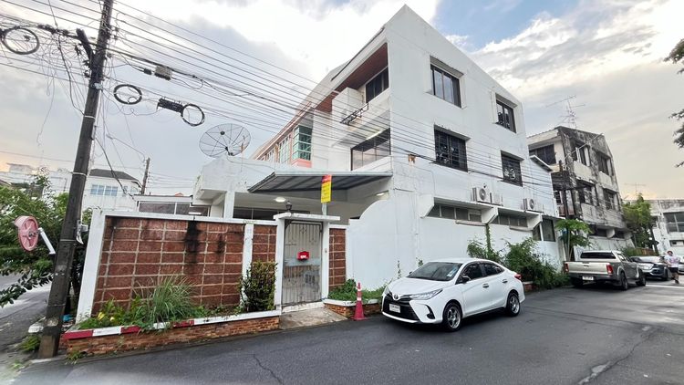 ขายทาวน์โฮม 3 ชั้น 39 ตร.ว. ซ.ลาดพร้าว35ทับ1 หมู่บ้านพรไพลิน ใกล้ mrt ภาวนา เเยกรัชดา ตลาดโชคชัยสี่ เซนทรัลลาดพร้าว เเละเมเจอร์รัชโยธิน