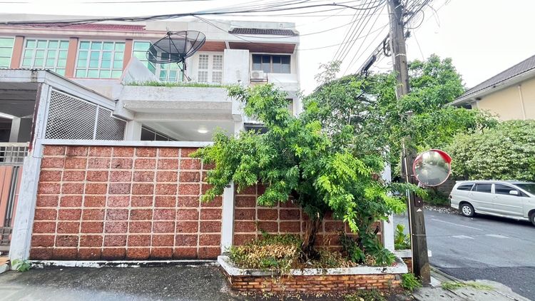 มีบางส่วน ขายทาวน์โฮม 3 ชั้น 39 ตร.ว. ซ.ลาดพร้าว35ทับ1 หมู่บ้านพรไพลิน ใกล้ mrt ภาวนา เเยกรัชดา ตลาดโชคชัยสี่ เซนทรัลลาดพร้าว เเละเมเจอร์รัชโยธิน รูปที่ 2