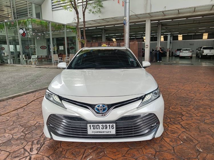 รถ Toyota Camry 2.5 Hybrid สี ขาว