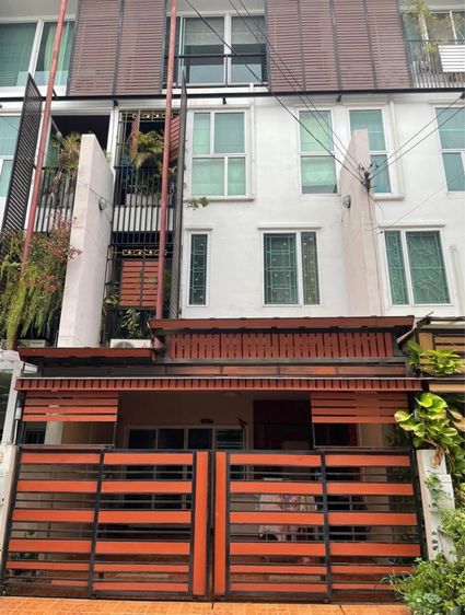 ทาวน์เฮ้าส์ 3.5 ชั้น