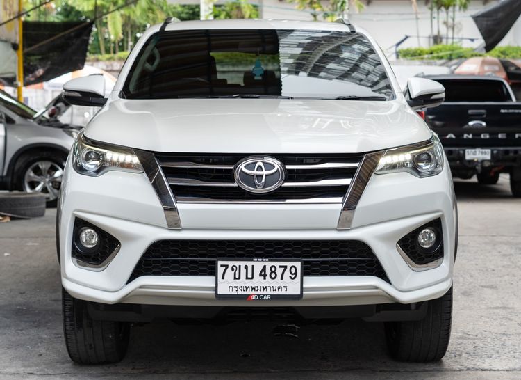 รถ Toyota Fortuner 2.8 V TRD Sportivo 4WD สี ขาว