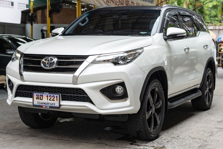 Toyota Fortuner 2017 2.8 V TRD Sportivo Black Top Utility-car ดีเซล ไม่ติดแก๊ส เกียร์อัตโนมัติ ขาว รูปที่ 2