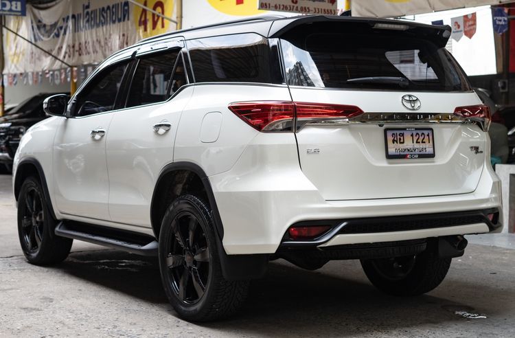 Toyota Fortuner 2017 2.8 V TRD Sportivo Black Top Utility-car ดีเซล ไม่ติดแก๊ส เกียร์อัตโนมัติ ขาว รูปที่ 3