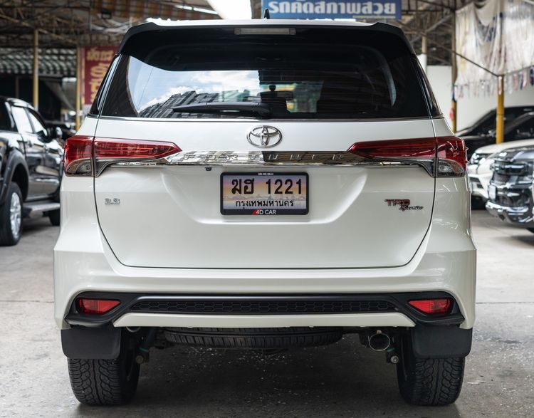 Toyota Fortuner 2017 2.8 V TRD Sportivo Black Top Utility-car ดีเซล ไม่ติดแก๊ส เกียร์อัตโนมัติ ขาว รูปที่ 4