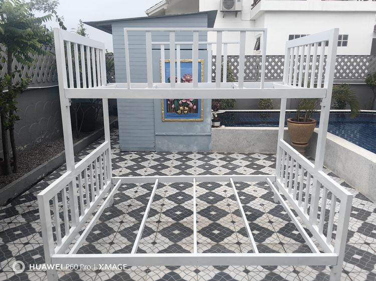 อื่นๆ White Metal Bunk Bed with Movable Stairs. เตียงสองชั้นโลหะสีขาว พร้อมบันไดแบบเคลื่อนย้ายได้