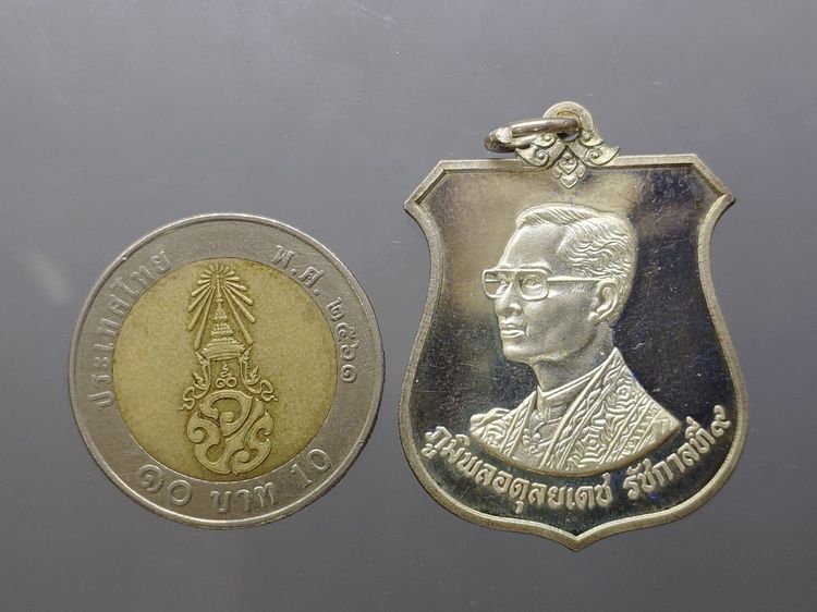 เหรียญมิ่งมหามงคล 6 รอบ ในหลวง รัชกาลที่ 9 เนื้อเงินขัดเงา ปี 2542 พร้อมกล่องเดิมๆ รูปที่ 8