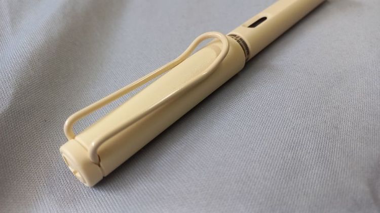 ปากกาหมึกซึม Lamy Safari Cream สีพิเศษ 2022 Special Edition รูปที่ 3