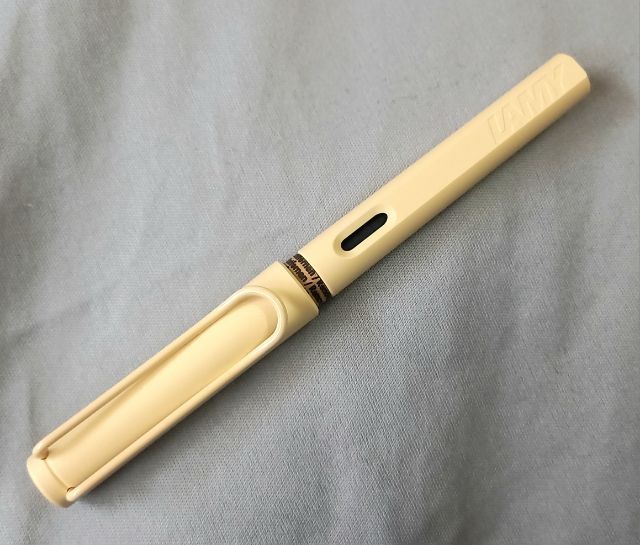 ปากกาหมึกซึม Lamy Safari Cream สีพิเศษ 2022 Special Edition