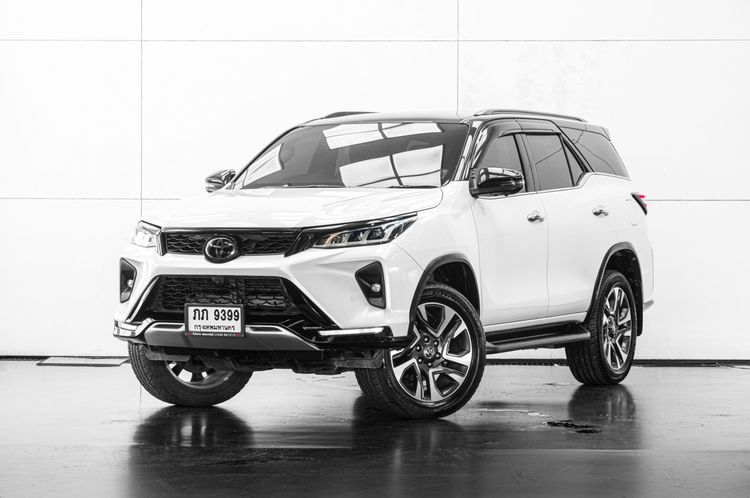 รถ Toyota Fortuner 2.4 Legender Black Top สี ขาว