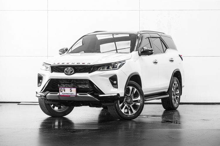รถ Toyota Fortuner 2.8 Legender Black Top สี ขาว
