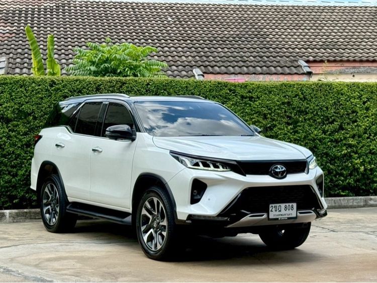 รถ Toyota Fortuner 2.8 GR Sport Black Top 4WD สี ขาว