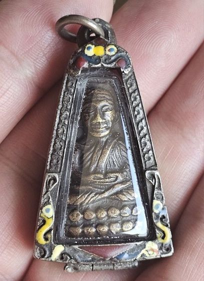 หลวงปู่ทวดหลังหนังสือเล็ก พิมพ์ว.กระเด็น เนื้อทองเหลืองรมดำ ปี 2505 วัดช้างให้ จ.ปัตตานี