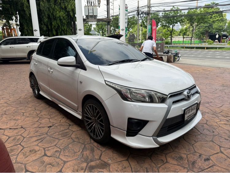 รถ Toyota Yaris 1.2 E สี ขาว